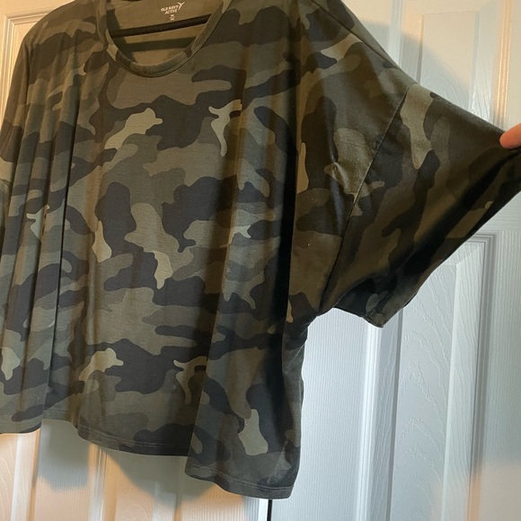 Old navy active wear camouflage crop top. - Picture 3 of 4
